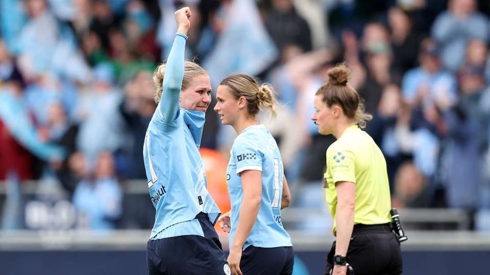 SportyTV | Manchester City 1-0 Liverpool: Late Knaak header puts hosts on brink of WSL title